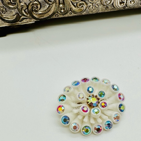 Jewelry | Vintage Celluloid Plastic Flower Mod Brooch | Poshmark